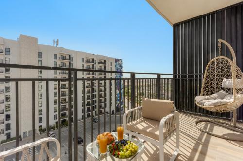 Ein Balkon oder eine Terrasse in der Unterkunft Desert Key - Perfectly Located Yas Island Premier Apts