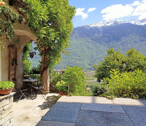 TresivioにあるCasa il Glicine Valtellinaの山の景色を望む屋外パティオ