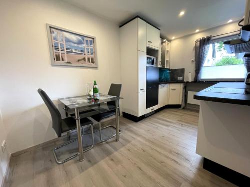 a kitchen with a table and chairs in a room at Ferienwohnung drei Eichen in Isernhagen