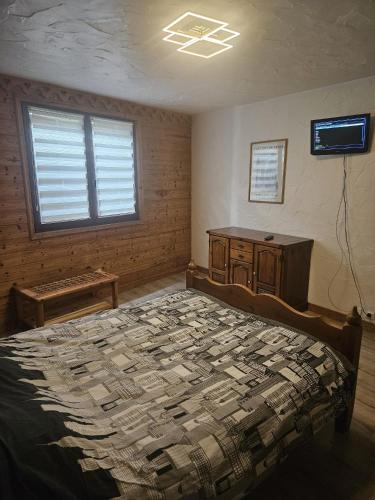 une chambre avec un lit, un bureau et une télévision dans l'établissement Appartement plein centre ville de Bozel, à Bozel