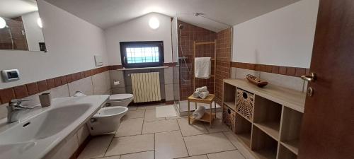 Un baño con lavabo, inodoro y bañera. en Casa del Menhir, cammino Materano e ciclovia, en Cassano delle Murge