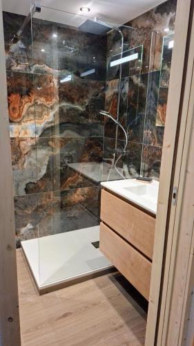 une salle de bain avec douche et lavabo dans l'établissement Appartement 14 - Résidence Conseil au coeur du village, à Saint-Gervais-les-Bains