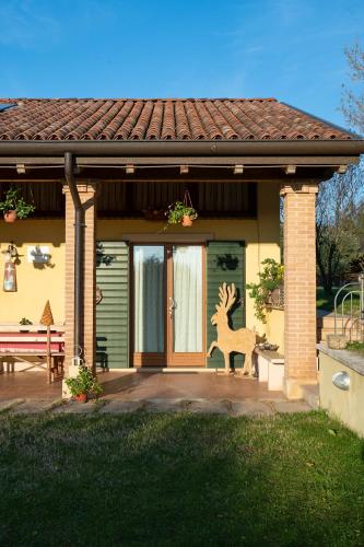 a house with a door with a deer statue on it at Agriturismo Spigolo in Avesa