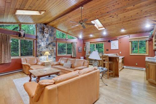 Χώρος καθιστικού στο Arrowhead Lodge Walk To Lake & Private Dock