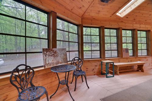 Φωτογραφία από το άλμπουμ του Arrowhead Lodge Walk To Lake & Private Dock σε Pocono Lake
