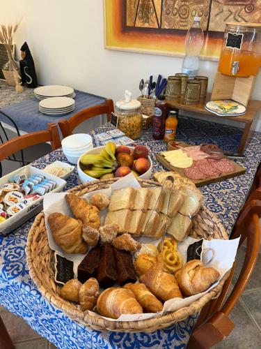 un tavolo con un mucchio di tipi diversi di pane di B&BCoccole a San Teodoro