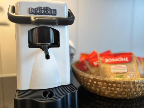 a coffee maker sitting next to a basket of chips at Swiss Apartment Thunersee in Einigen