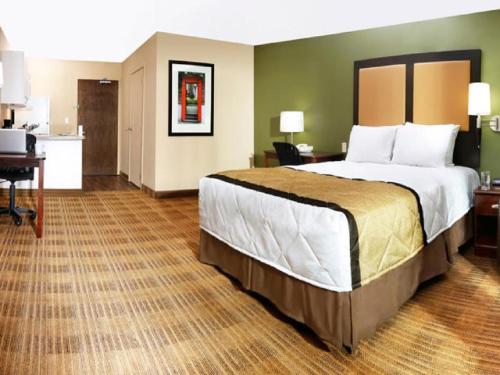 Кровать или кровати в номере Hotel LAA PLAZA Near Delhi Airport