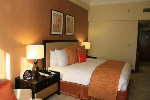 Кровать или кровати в номере Hotel LAA PLAZA Near Delhi Airport