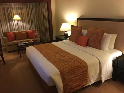 Кровать или кровати в номере Hotel LAA PLAZA Near Delhi Airport