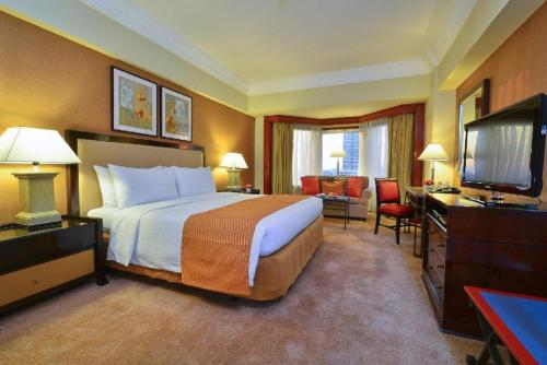Телевизор и/или развлекательный центр в Hotel LAA PLAZA Near Delhi Airport