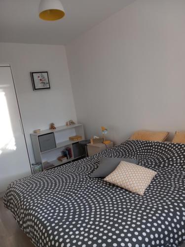 une chambre avec un lit avec un oreiller dessus dans l'établissement Entre terre et mer, à La Celle-sous-Gouzon