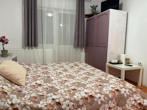a bedroom with a large bed and a purple cabinet at American Dream in Şimon