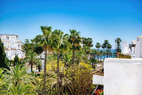 1081 Luxurious Beachfront Penthouse with private Jacuzzi