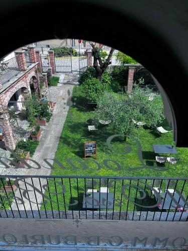 a view of a garden from a balcony at Locanda Dell' Orso Bevitore in Verduno