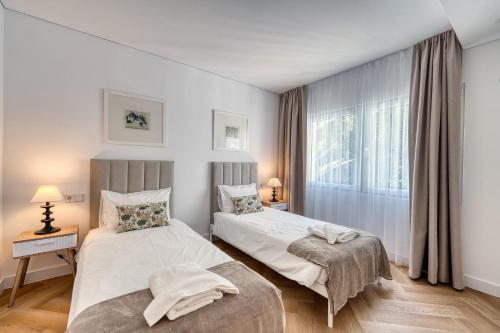1081 Luxurious Beachfront Penthouse with private Jacuzzi