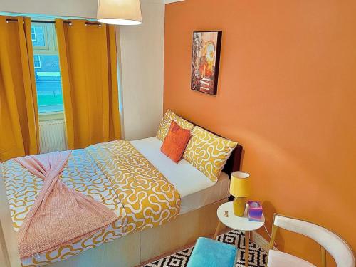 a small room with a bed and a table at Kaly- Relaxing Garden, Central, Close Parking, near Portsmouth Harbour Train Station, Gunwharf Quays, Southsea in Portsmouth