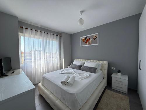 Lori's Seaside Modern Apartment