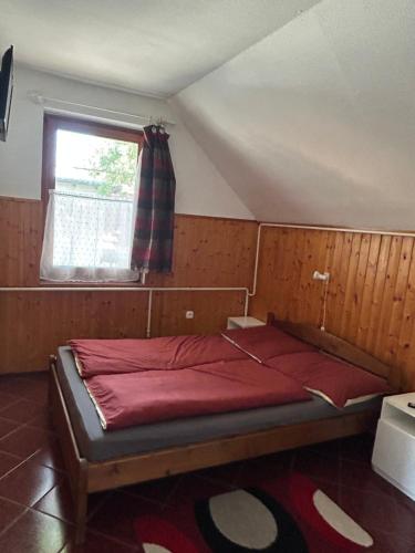 Ένα ή περισσότερα κρεβάτια σε δωμάτιο στο Edu Apartman