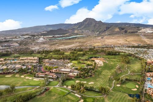 Luxury, Boutique Two-Bedroom Modern Townhouse with Golf Views