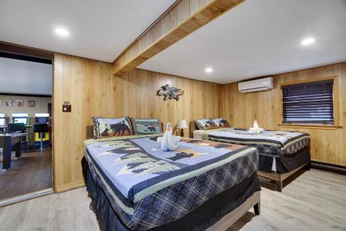 Ένα ή περισσότερα κρεβάτια σε δωμάτιο στο Bear Haven Cabin - Epic Game Roomlakefire Pit