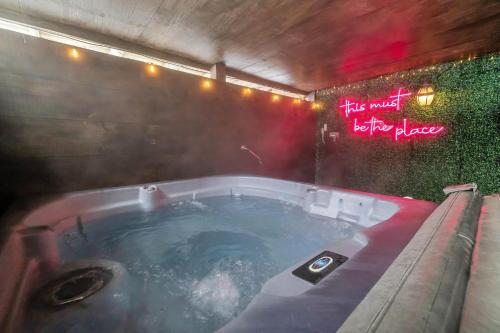 Photo de la galerie de l'établissement Family Home w Hot Tub - 1 Mile to Lake, à Long Pond