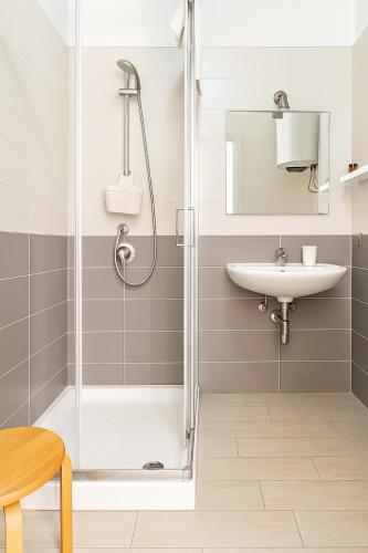 シラクーサにあるRe Bafèのシャワーと洗面台付きのバスルーム