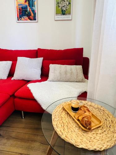 - un salon avec un canapé rouge et une table en verre dans l'établissement Modern Loft Basel Airport ArtBasel, à Saint-Louis