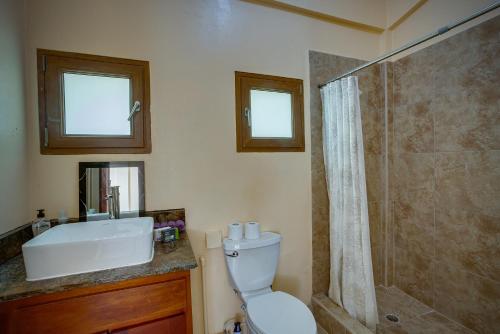 Bilik mandi di New Dawn Beach House