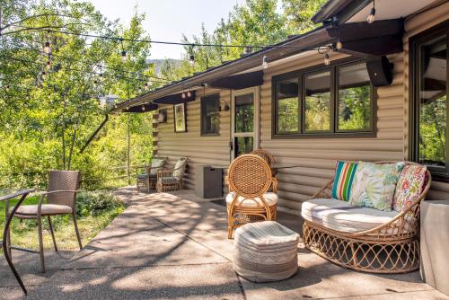 Κήπος έξω από το Million Dollar Creekside Treehouse Hottub Rafting Hiking Fishing and Mins to Glenwood and Hotsprings