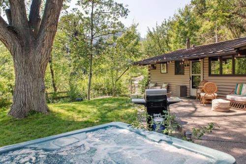 Κήπος έξω από το Million Dollar Creekside Treehouse Hottub Rafting Hiking Fishing and Mins to Glenwood and Hotsprings