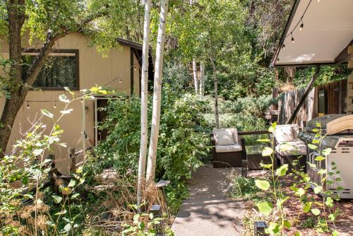 Κήπος έξω από το Million Dollar Creekside Treehouse Hottub Rafting Hiking Fishing and Mins to Glenwood and Hotsprings