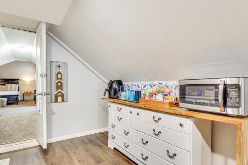 Una cocina o zona de cocina en 10 Mi to Mobile Bay Family Apt in Silverhill!