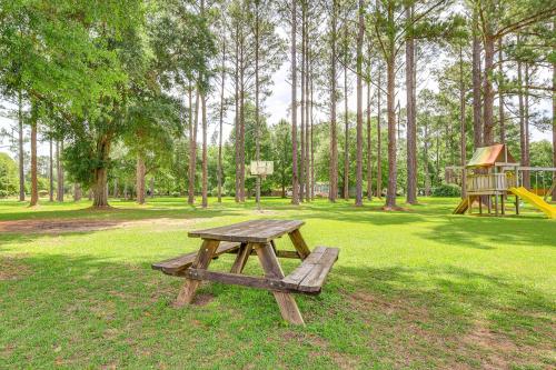 Zona de juegos infantil en 10 Mi to Mobile Bay Family Apt in Silverhill!