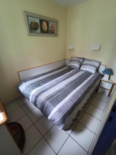Cette chambre comprend un grand lit. dans l'établissement Résidence Port du Crouesty - maeva Home - Appartement 2 pièces 4 personnes - Budget MAE-9461, à Arzon