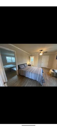 une chambre avec un grand lit dans une pièce dans l'établissement Anchor Out Lake Marion, à Summerton