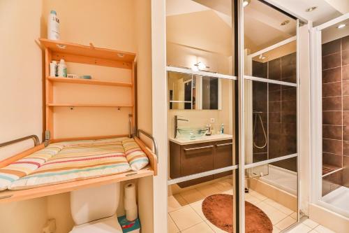 une salle de bain avec une douche, des toilettes et un lavabo dans l'établissement Ancora4 - Appartement avec vue mer et garage, à La Chaume