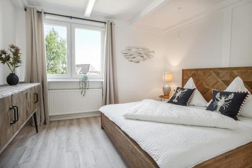 a bedroom with a bed and a window at Ferienwohnung Nordseeheimat Pellworm in Pellworm