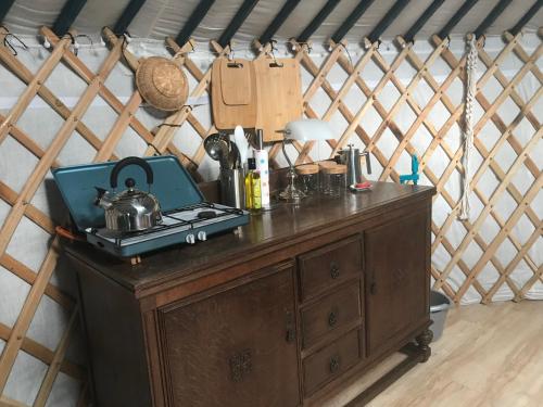 Een-WestにあるYurt in Drentheの木製キャビネット(お茶ポット付)