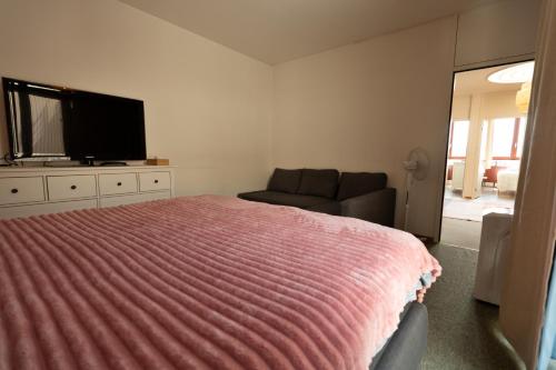 Una cama o camas en una habitación de Penthouse Rooftop Loft, 190sq, Panorama Terrace, 1min to Main Station- 5min to City