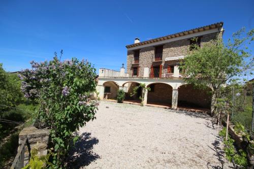 an exterior view of a house with a large yard at Casa Joan de Fontsagrada in Fontsagrada