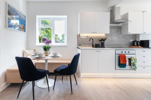 Stylish 2 x Double Bed Apt in Woolwich Londonにあるキッチンまたは簡易キッチン