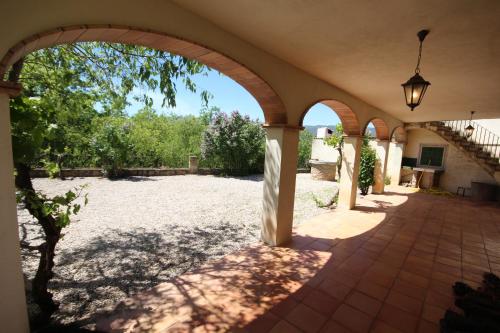 an arched entry way to a house with a courtyard at Casa Joan de Fontsagrada in Fontsagrada