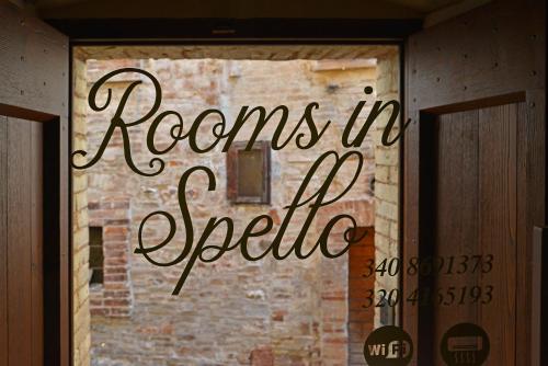 a sign that reads rooms insie on a brick wall at Rooms in Spello in Spello