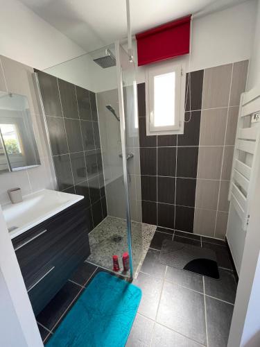 une salle de bain avec douche et lavabo dans l'établissement Villa Moderne avec Piscine - proche Montpellier, à Jacou
