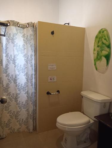 un baño con inodoro y ducha en Villas Akalan, en Tulum