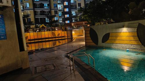 Πισίνα στο ή κοντά στο Luxebnb-2Bhk Apartment