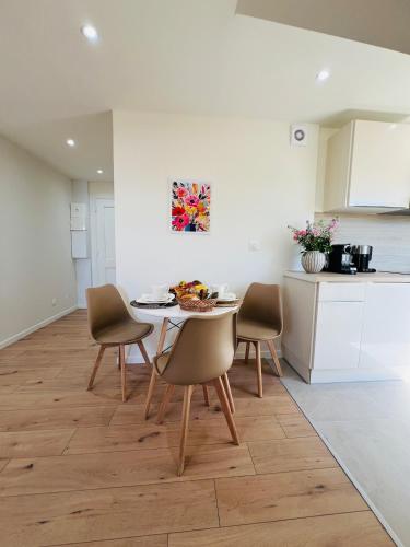 une cuisine et une salle à manger avec une table et des chaises dans l'établissement Sunny Loft Basel Airport Art Basel, à Saint-Louis