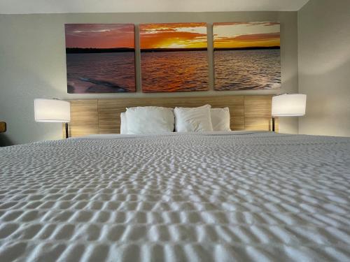 Days Inn by Wyndham Imlay Cityにあるベッド