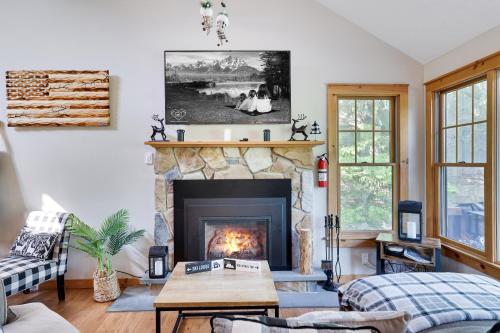 a living room with a fireplace and a couch at Mountainview Vista 1 Mile To Water Park & Ski in Tannersville